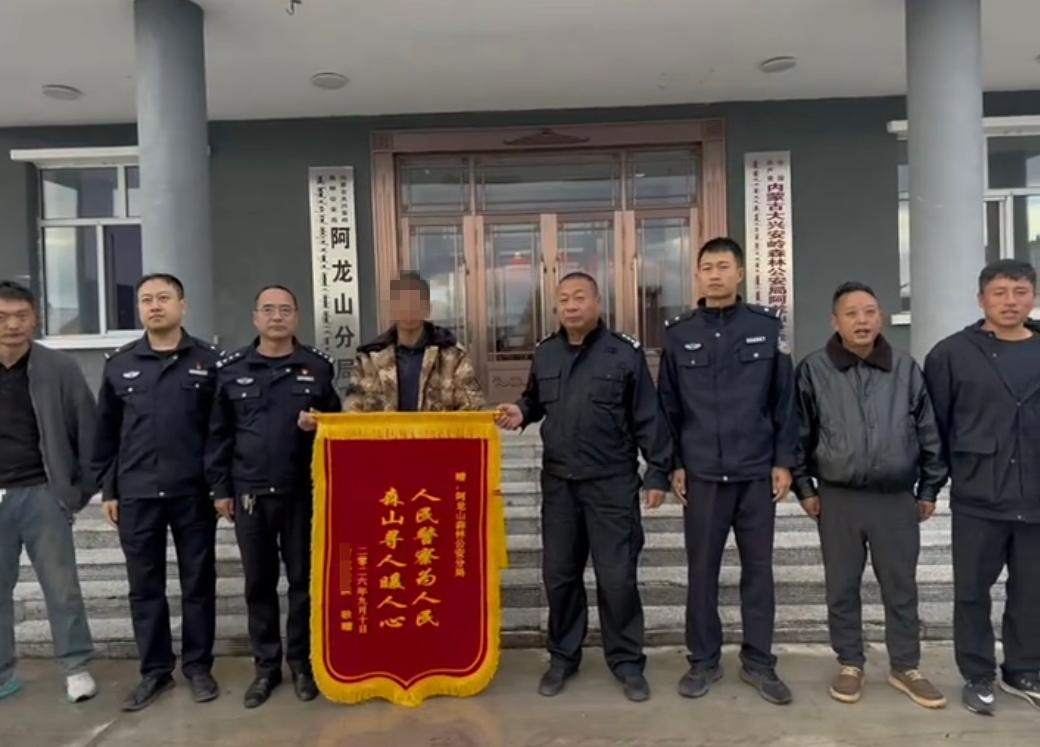 ▲小吉向警方送锦旗