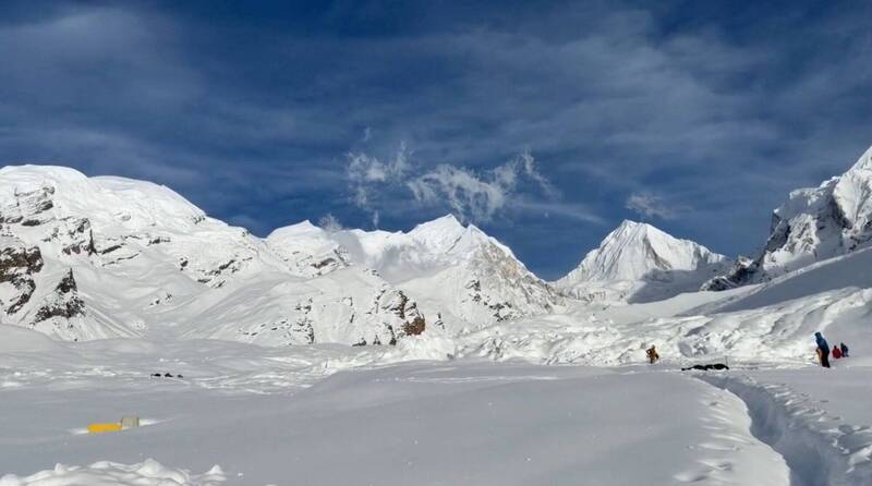 喜马拉雅山区希姆隆峰（Himlung Himal）基地营周日遭大规模雪崩袭击，营地被约4.3公尺深的积雪掩埋。（路透）