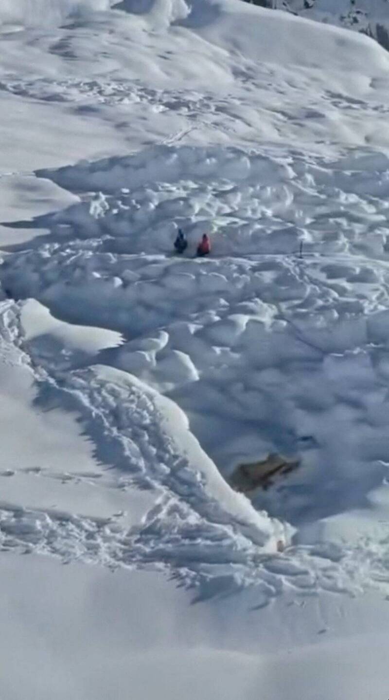 周日上午大片积雪崩落，直接冲击基地营，将登山人员的帐篷掩埋。（路透）