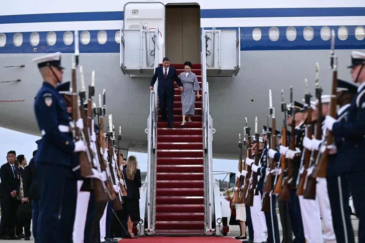 中國國家主席習近平和夫人彭麗媛搭乘中國國際航空公司的飛機，於9月23日抵達馬裡蘭州安德魯斯聯合基地。（法新社） 