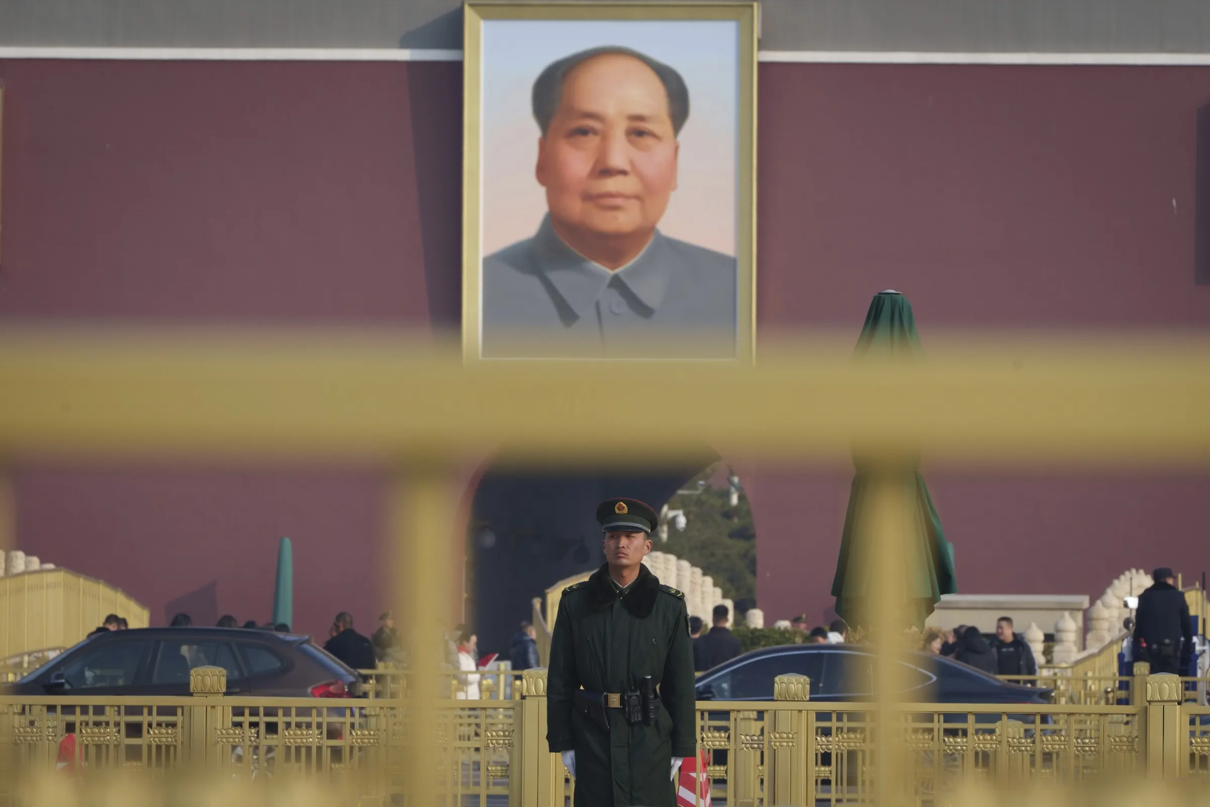 2025年3月5日,中國全國兩會(人民代表大會、中國人民政治協商會議)開幕式期間,一名軍警站在天安門廣場的毛澤東肖像前。(美聯社)