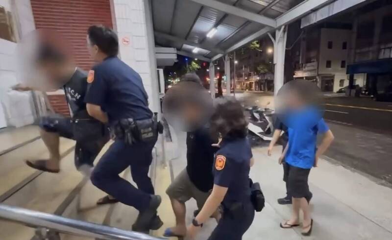 高雄4人骑楼饮酒爆口角互殴,警方将4人全带回警局侦办。(民众提供) 高雄4人骑楼饮酒爆口角互殴,警方将4人全带回警局侦办。(民众提供)