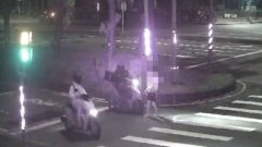 高雄女子步行疑闯红灯  惨遭机车撞击头部重创送医