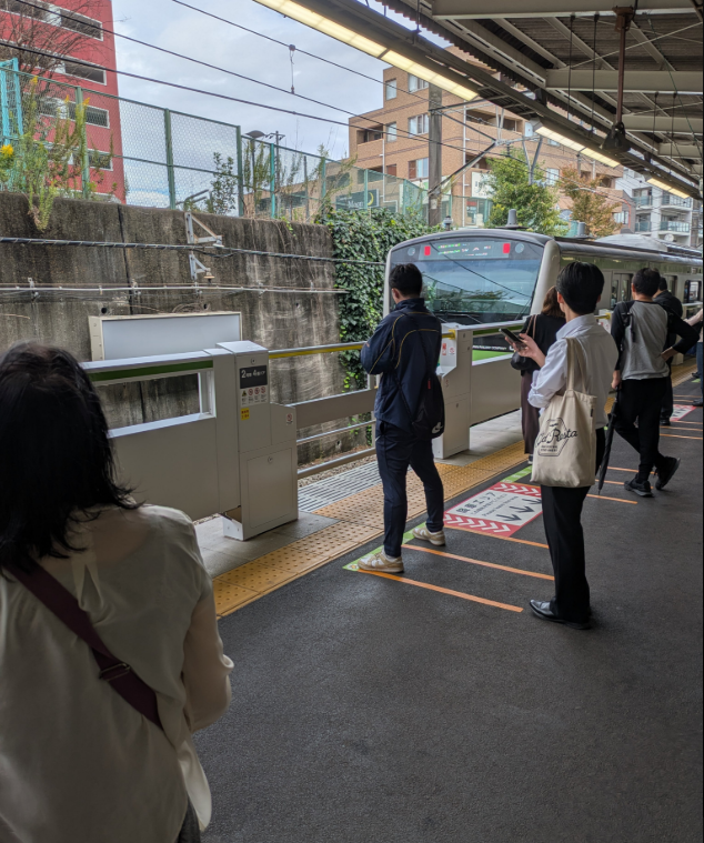 日本JR横滨线列车在十日市场站开过头140公尺，许多旅客无法上下车。十日市场站示意图。（图撷自「@JpJhjapan84」X帐号）